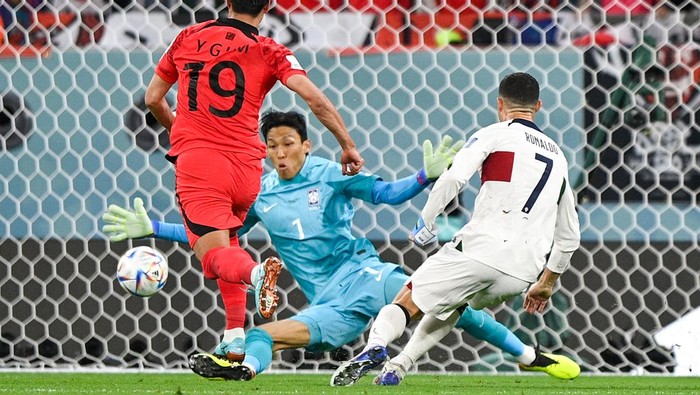 Cristiano Ronaldo AL RAYYAN, QATAR - DECEMBER 2: Young Gwon Kim of Korea Republic, Seung Gyu Kim of Korea Republic and Cristiano Ronaldo of Portugal during the Group H - FIFA World Cup Qatar 2022 match between Korea Republic and Portugal at the Education City Stadium on December 2, 2022 in Al Rayyan, Qatar (Photo by Pablo Morano/BSR Agency/Getty Images)