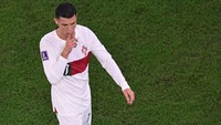 Saat berjalan menuju bench, Ronaldo kedapatan menunjukkan gestur tangan yang meminta lawan untuk diam. (Foto: AFP via Getty Images/JUNG YEON-JE)