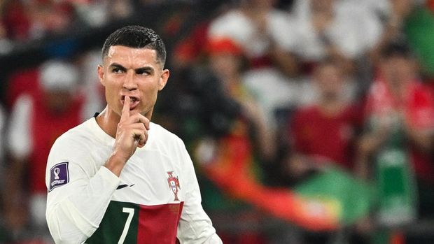 TOPSHOT - Portugal's forward #07 Cristiano Ronaldo gestures during the Qatar 2022 World Cup Group H football match between South Korea and Portugal at the Education City Stadium in Al-Rayyan, west of Doha on December 2, 2022. (Photo by JUNG Yeon-je / AFP) (Photo by JUNG YEON-JE/AFP via Getty Images)