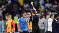 Protes keras Cavani membuatnya menerima kartu kuning dari Siebert. Ia juga tertangkap kamera menjatuhkan layar VAR di pinggri lapangan usai laga. Foto: Getty Images/Buda Mendes