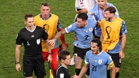 Tak cuma Siebert, para pemain Uruguay juga menyasar hakim garis Rafael Foltyn. Foto: Getty Images/Ryan Pierse