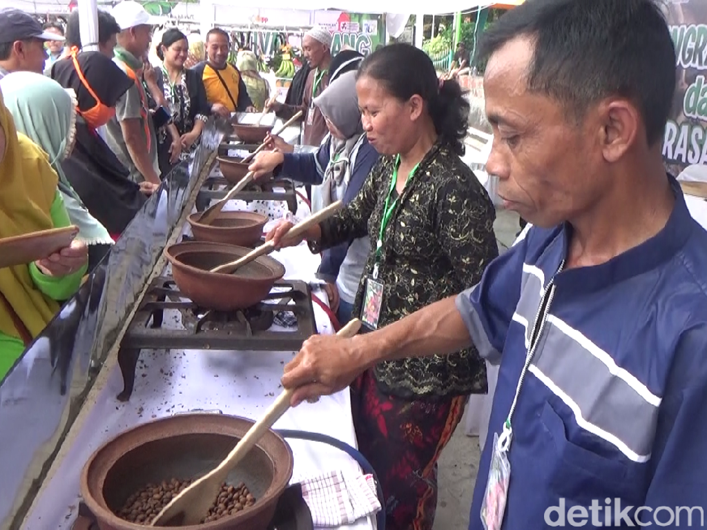 Petani Kopi-Pemilik Kedai Ikut Festival Sangrai Khas Lereng Semeru