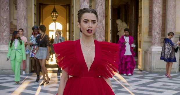 Emily Cooper dalam gaun tulle Giambattista Valli x H&M/