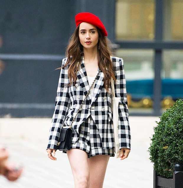 Emily Cooper memakai setelan checkered/