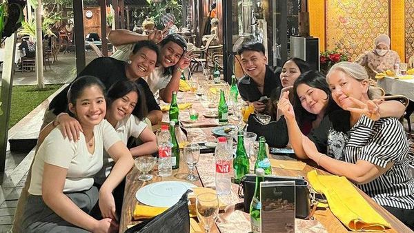 Serunya Jefri Nichol Saat Belanja dan Nongkrong di Warung Kaki Lima