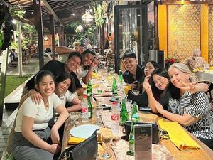 Serunya Jefri Nichol Saat Belanja dan Nongkrong di Warung Kaki Lima Serunya Jefri Nichol Saat Belanja dan Nongkrong di Warung Kaki Lima