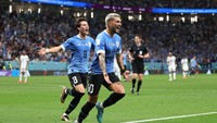Penalti itu akhirnya ditepis oleh Sergio Rochet. Pada prosesnya, Uruguay malah unggul 2-0 lewat brace dari Giorgian de Arrascaeta di menit ke-26 dan 32. Sekilas, posisi mereka aman karena di laga lain, Korea Selatan bermain imbang 1-1 dengan Portugal. Foto: Getty Images/Buda Mendes