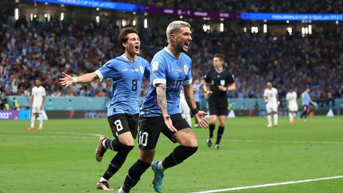 AL WAKRAH, QATAR - DECEMBER 02: Giorgian de Arrascaeta of Uruguay celebrates scoring the team's second goal with teammate Facundo Pellistri  during the FIFA World Cup Qatar 2022 Group H match between Ghana and Uruguay at Al Janoub Stadium on December 02, 2022 in Al Wakrah, Qatar. (Photo by Buda Mendes/Getty Images)