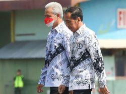 Jokowi dan Ganjar Kompak Pakai Baju PGRI di Semarang