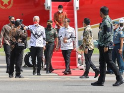 Tak Cuma Semobil, Ganjar dan Jokowi Satu Pesawat ke Solo