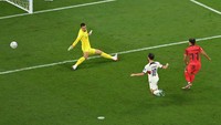 Petaka hadir saat di laga lain, Hwang Hee-chan membawa Korsel menang 2-1 di injury time. Hal ini membuat Uruguay harus mencetak satu gol tambahan untuk lolos. Kalau tidak, mereka tersingkir karena Korsel lebih unggul produktivitas gol. Foto: Getty Images/Dan Mullan