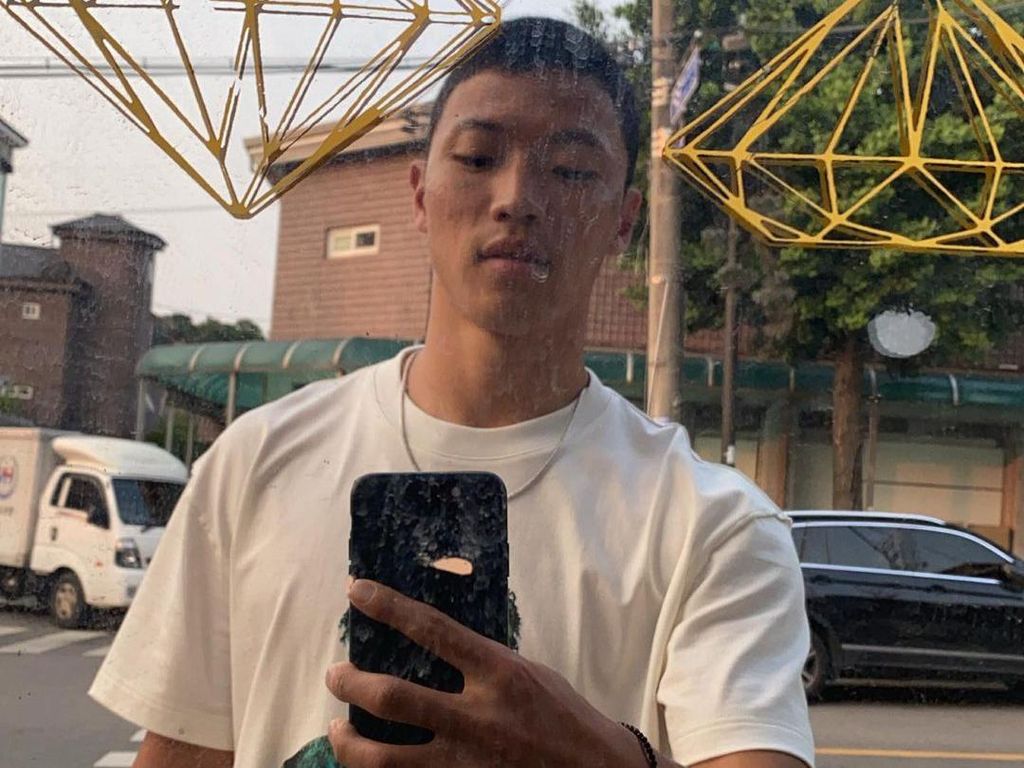 Hwang Hee-chan Jadi Pahlawan Korsel, Intip Gaya Stylish-nya di Luar Lapangan Hwang Hee-chan Jadi Pahlawan Korsel, Intip Gaya Stylish-nya di Luar Lapangan
