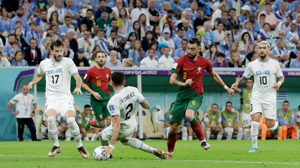 LUSAIL, QATAR - NOVEMBER 28: (L-R) Jose Maria Gimenez of Uruguay, Bruno Fernandes of Portugal penalty during the  World Cup match between Portugal  v Uruguay at the Lusail Stadium on November 28, 2022 in Lusail Qatar (Photo by Eric Verhoeven/Soccrates/Getty Images)