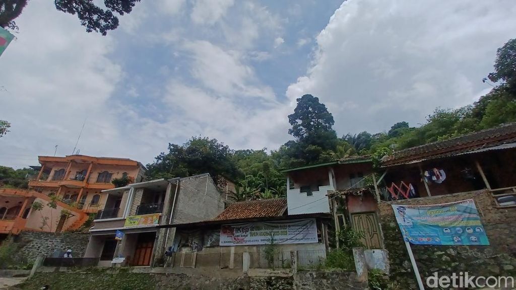 Kala Matahari Datang Kesiangan di Kampung Heubeul Isuk Bandung Kala Matahari Datang Kesiangan di Kampung Heubeul Isuk Bandung