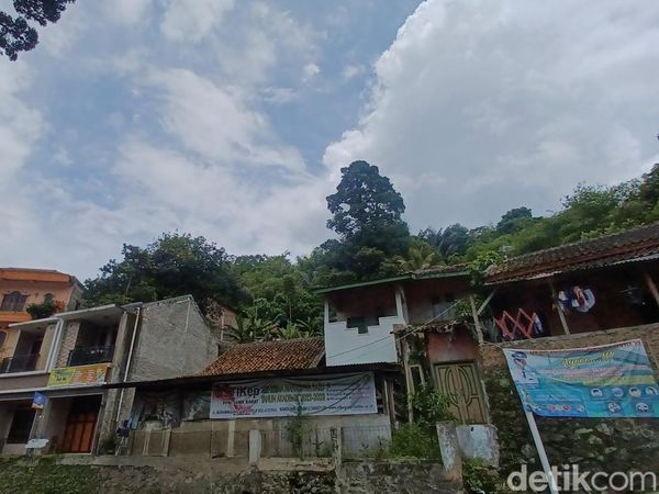 Kala Matahari Datang Kesiangan di Kampung Heubeul Isuk Bandung