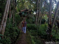 Matahari Datang Kesiangan di Kampung Heubeul Isuk Bandung