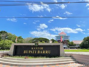 Hasrat Bupati Barru Incar Mobil Dinas Mewah Toyota Land Cruizer Rp 2,6 M Hasrat Bupati Barru Incar Mobil Dinas Mewah Toyota Land Cruizer Rp 2,6 M