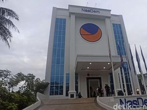 Polisi Bantah Kantor DPW NasDem Dilempari Telur Busuk: Pecahnya di Jalan Polisi Bantah Kantor DPW NasDem Dilempari Telur Busuk: Pecahnya di Jalan