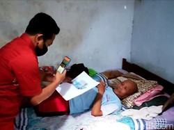 Kantor Pos Bagikan BLT Door To Door ke Warga yang Sakit