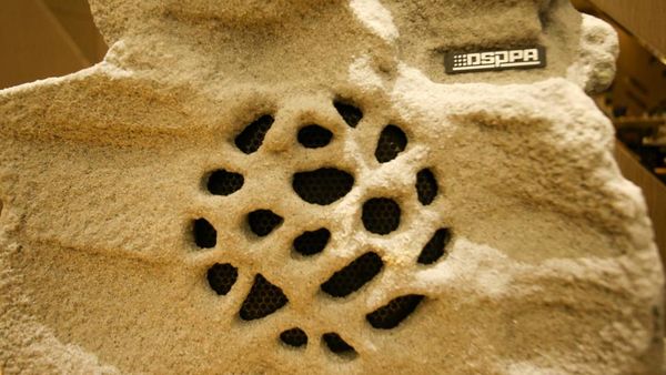 Keren, Speaker Ini Bisa Berkamuflase Jadi Batu
