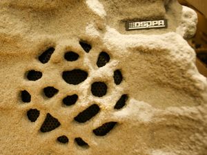 Keren, Speaker Ini Bisa Berkamuflase Jadi Batu