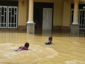 Warga Mintobasuki Pati Terdampak Banjir Mulai Terserang Gatal Warga Mintobasuki Pati Terdampak Banjir Mulai Terserang Gatal