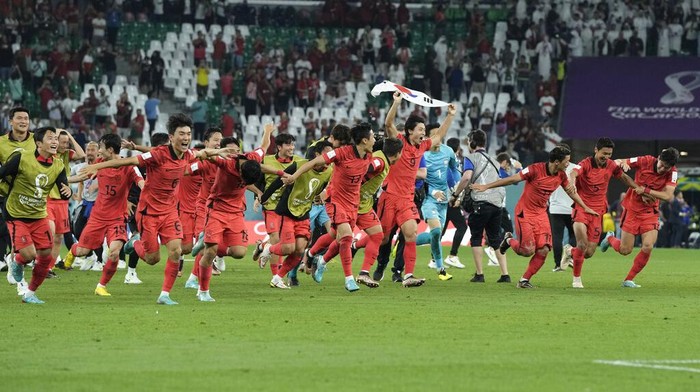 South Koreas players celebrate at the end of the World Cup group H soccer match between South Korea and Portugal, at the Education City Stadium in Al Rayyan , Qatar, Friday, Dec. 2, 2022. (AP Photo/Hassan Ammar)