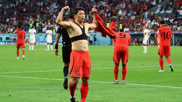 Soccer Football - FIFA World Cup Qatar 2022 - Group H - South Korea v Portugal - Education City Stadium, Al Rayyan, Qatar - December 2, 2022  South Korea's Hwang Hee-chan celebrates scoring their second goal REUTERS/Wolfgang Rattay