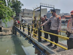 Mayat Bayi Baru Dilahirkan Ditemukan Terbungkus Sarung di Sungai Jakbar