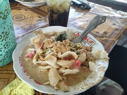 Menikmati Lontong Pecal Warung Pojok Legendaris di Asahan