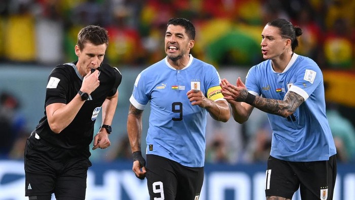 AL WAKRAH, QATAR - DECEMBER 02:  Luis Suarez and Darwin Nunez of Uruguay protest to Referee Daniel Siebert after awarding a penalty to Ghana after the video assistant referee review the during the FIFA World Cup Qatar 2022 Group H match between Ghana and Uruguay at Al Janoub Stadium on December 02, 2022 in Al Wakrah, Qatar. (Photo by Stu Forster/Getty Images)