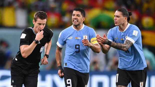 AL WAKRAH, QATAR - DECEMBER 02:  Luis Suarez and Darwin Nunez of Uruguay protest to Referee Daniel Siebert after awarding a penalty to Ghana after the video assistant referee review the during the FIFA World Cup Qatar 2022 Group H match between Ghana and Uruguay at Al Janoub Stadium on December 02, 2022 in Al Wakrah, Qatar. (Photo by Stu Forster/Getty Images)