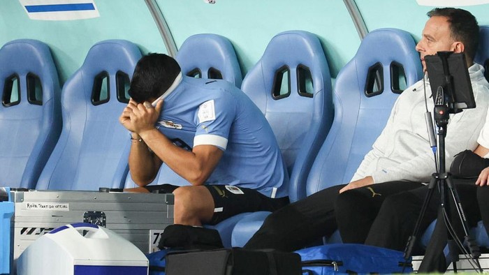 AL WAKRAH, QATAR - DECEMBER 02: A dejected Luis Suarez of Uruguay reacts on the bench during the FIFA World Cup Qatar 2022 Group H match between Ghana and Uruguay at Al Janoub Stadium on December 2, 2022 in Al Wakrah, Qatar. (Photo by Matthew Ashton - AMA/Getty Images)