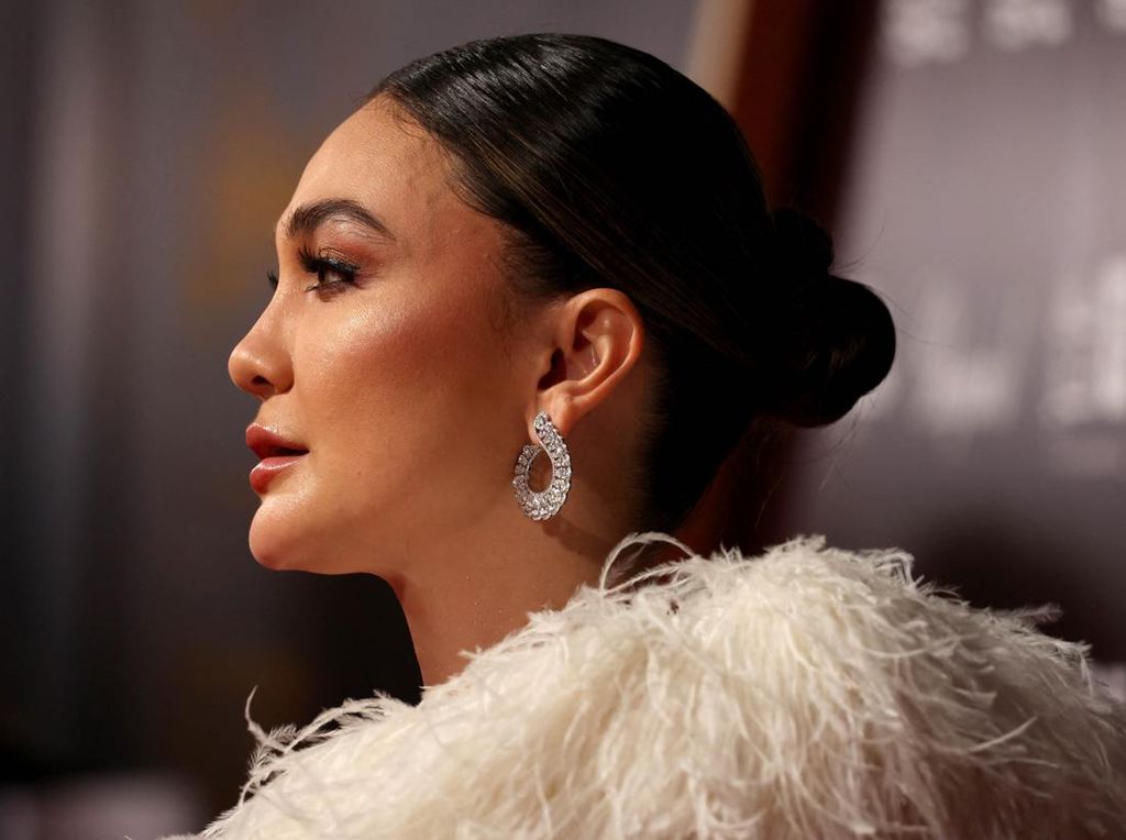 Luna Maya Beri Pesan Menohok untuk Pria yang Minder Pendekatan Luna Maya Beri Pesan Menohok untuk Pria yang Minder Pendekatan
