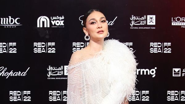 Gaya Glamor Luna Maya di Red Sea Film Festival 2022 yang Digelar di Jeddah