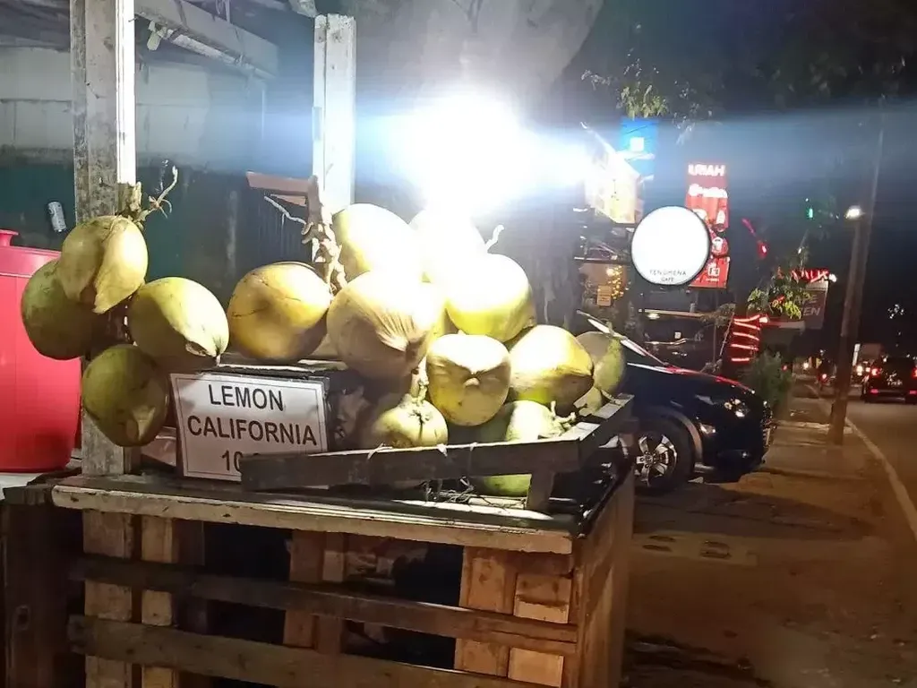Ngakak! 10 Warung Ini Tawarkan Menu yang Tak Nyambung Ngakak! 10 Warung Ini Tawarkan Menu yang Tak Nyambung