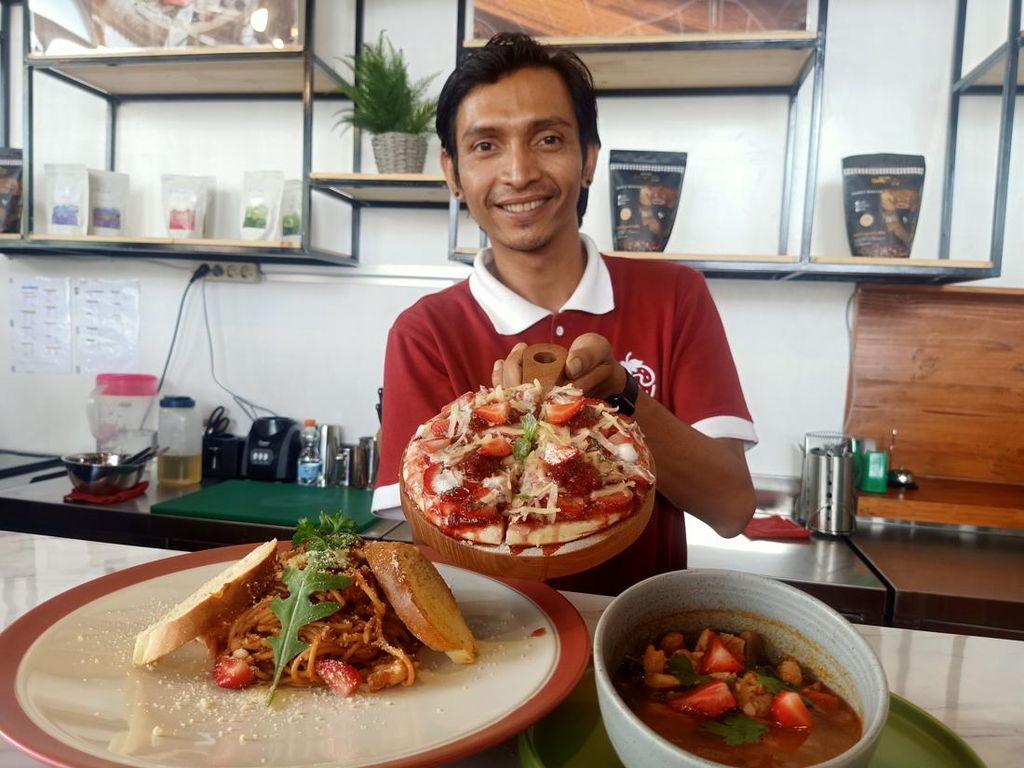 Mencicipi Kreasi dan Lezatnya Pizza-Sup dari Olahan Stroberi di Denpasar