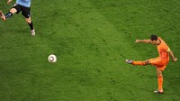 Pemain Belanda Giovanni van Bronckhorst mencetak goal pada semifinal Piala Dunia 2010 Uruguay vs Belanda di stadion Green Point di Cape Town, 6 Juli 2010. (Gabriel Bouys/AFP via Getty Images)