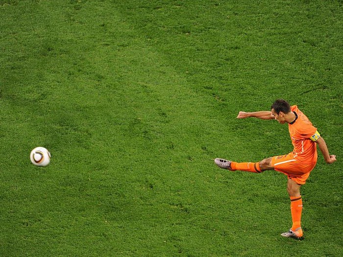 Pemain Belanda Giovanni van Bronckhorst mencetak goal pada semifinal Piala Dunia 2010 Uruguay vs Belanda di stadion Green Point di Cape Town, 6 Juli 2010.