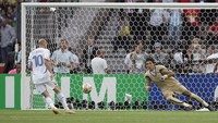 Tendangan penalty pemain Perancis Zinedine Zidane berhasil mencetak gol di Final Piala Dunia Italia v Prancis, 9 Juli 2006. (Mark Leech/Offside via Getty Images)