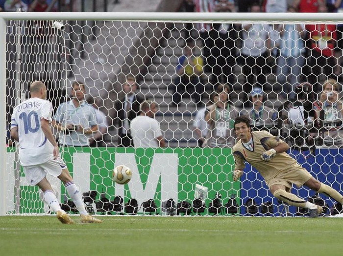 Tendangan penalty pemain Perancis Zinedine Zidane berhasil mencetak gol di Final Piala Dunia Italia v Prancis, 9 Juli 2006.