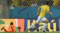 Pemain Kolombia James Rodriguez melakukan serangan tembakan ke dalam gawang Uruguay dalam pertandingan Piala Dunia FIFA 2014 di Brasil, 28 Juni 2014. (Eitan Abramovich/AFP via Getty Images)