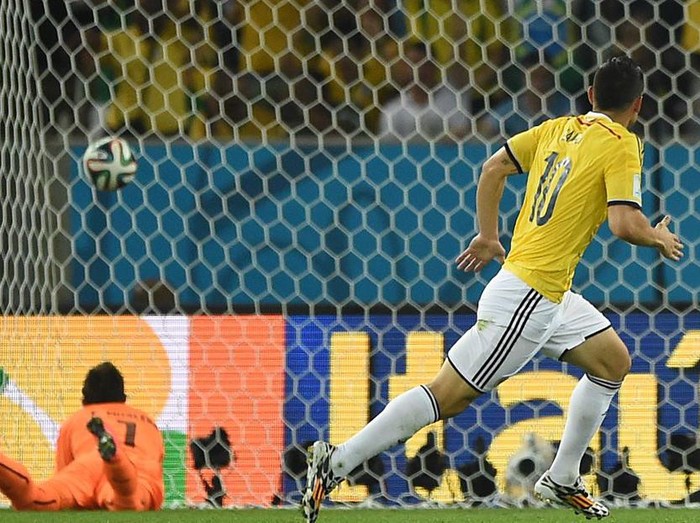 Pemain Kolombia James Rodriguez melakukan serangan tembakan ke dalam gawang Uruguay dalam pertandingan Piala Dunia FIFA 2014 di Brasil, 28 Juni 2014.