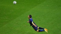 Robin van Persie dari Belanda mencetak gol pertama tim dengan sundulan di babak pertama selama Piala Dunia FIFA 2014 Grup B pertandingan antara Spanyol dan Belanda di Arena Fonte Nova, Salvador, Brasil, 13 Juni 2014. (Jeff Gross/Getty Images)
