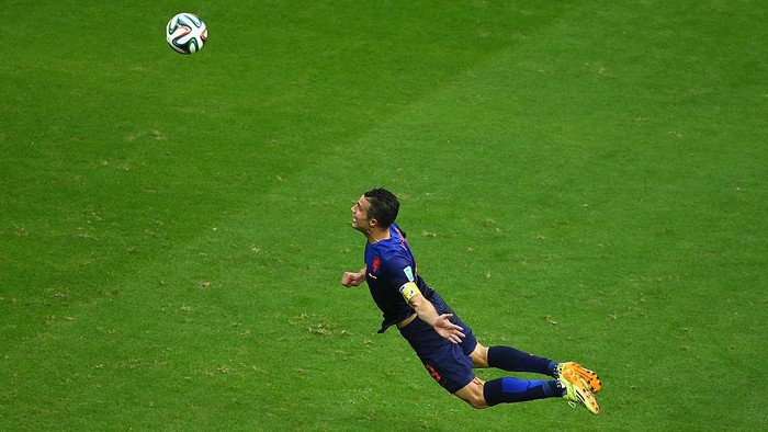 Momen Cetak Goal Terbaik Piala Dunia Sepanjang Masa Robin van Persie dari Belanda mencetak gol pertama tim dengan sundulan di babak pertama selama Piala Dunia FIFA 2014 Grup B pertandingan antara Spanyol dan Belanda di Arena Fonte Nova, Salvador, Brasil, 13 Juni 2014.