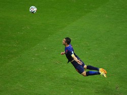 Robin van Persie dari Belanda mencetak gol pertama tim dengan sundulan di babak pertama selama Piala Dunia FIFA 2014 Grup B pertandingan antara Spanyol dan Belanda di Arena Fonte Nova, Salvador, Brasil, 13 Juni 2014. (Jeff Gross/Getty Images)