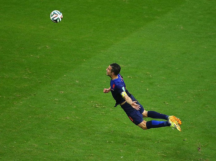 Robin van Persie dari Belanda mencetak gol pertama tim dengan sundulan di babak pertama selama Piala Dunia FIFA 2014 Grup B pertandingan antara Spanyol dan Belanda di Arena Fonte Nova, Salvador, Brasil, 13 Juni 2014.