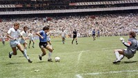Pemain Argentina, Diego Armando Maradona saat mencetak goal selama pertandingan sepak bola di final Piala Dunia antara Argentina dan Inggris di Mexico City, 22 Juni 1986. Argentina melaju ke semifinal dengan kemenangan 2-1. (STAFF/Getty Images)