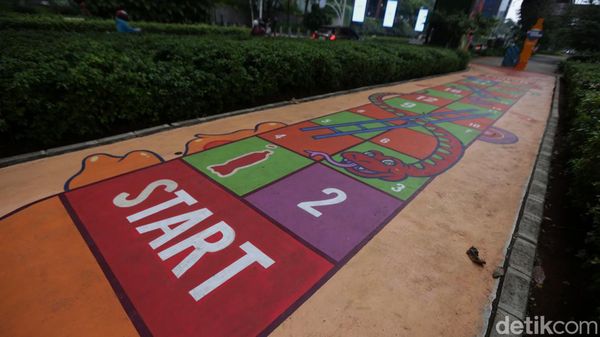 Nostalgia Permainan Tradisional di Kolong JLNT Kuningan