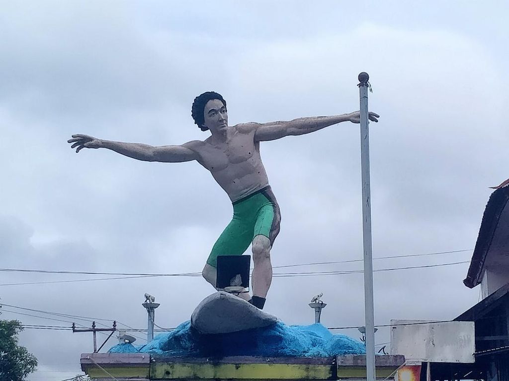 Patung Orang Selancar, Ikon Surga Surfing Pantai Lakey Dompu